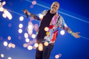 Max Pezzali durante la sua esibizione dal vivo sul palco dell'Inalpi Arena a Torino.