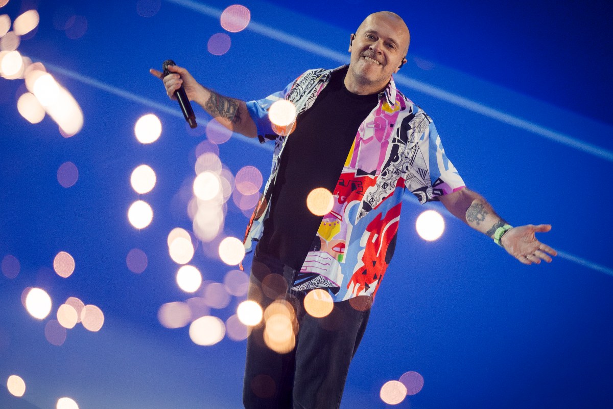 Max Pezzali durante la sua esibizione dal vivo sul palco dell'Inalpi Arena a Torino.