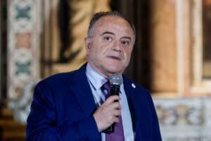Nicola Gratteri parla durante un evento a Napoli