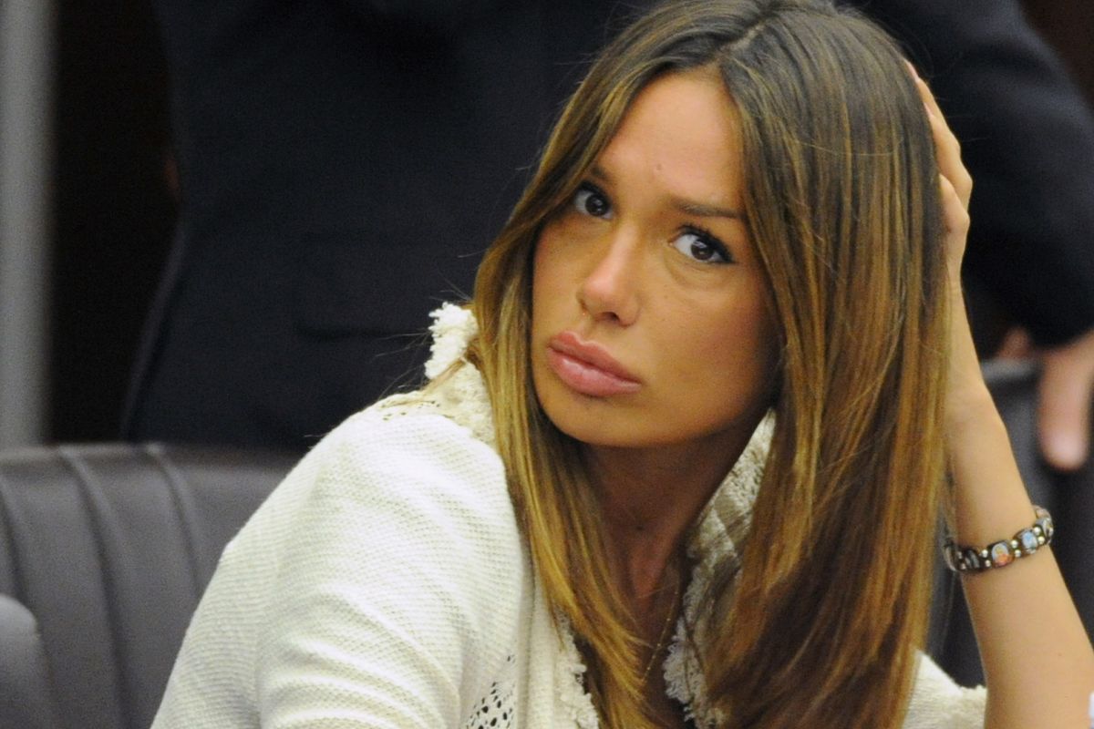 Nicole Minetti che si tocca i capelli