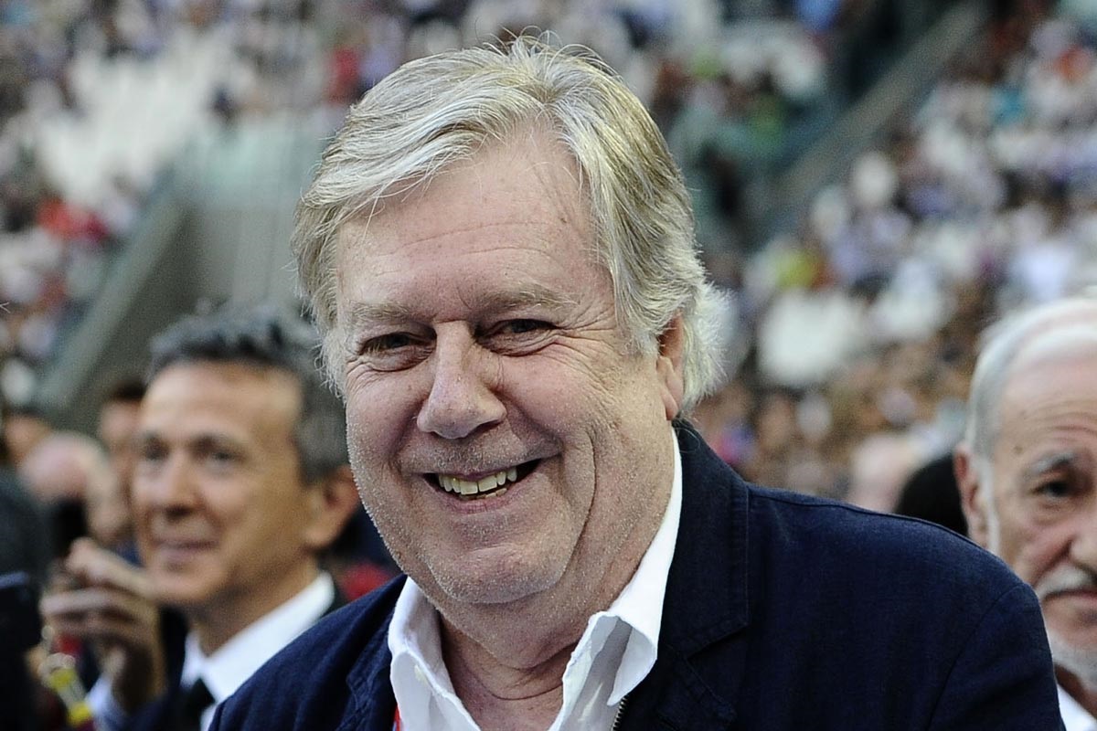 il conduttore Claudio Lippi sorridente