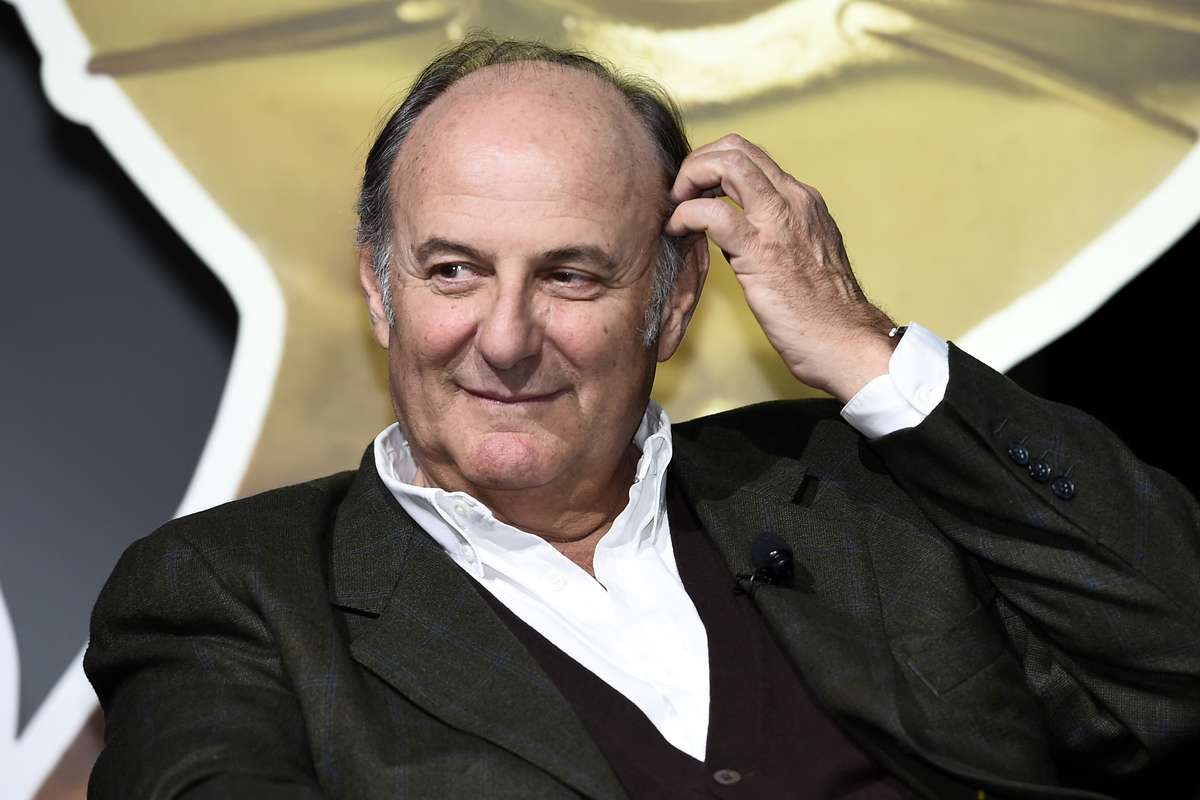 primo piano di Gerry Scotti durante una trasmissione tv