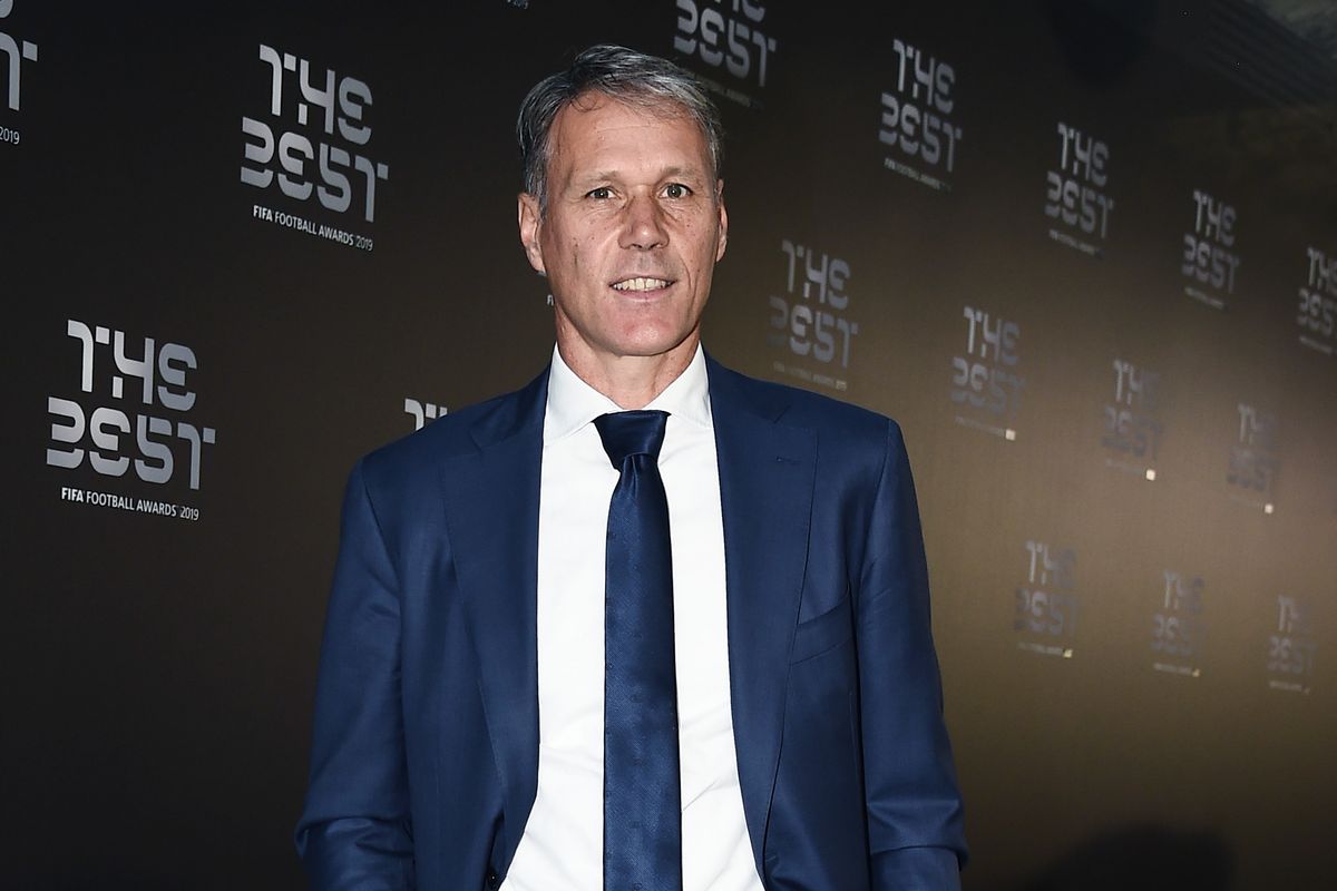 L'ex calciatore olandese Marco Van Basten in abito