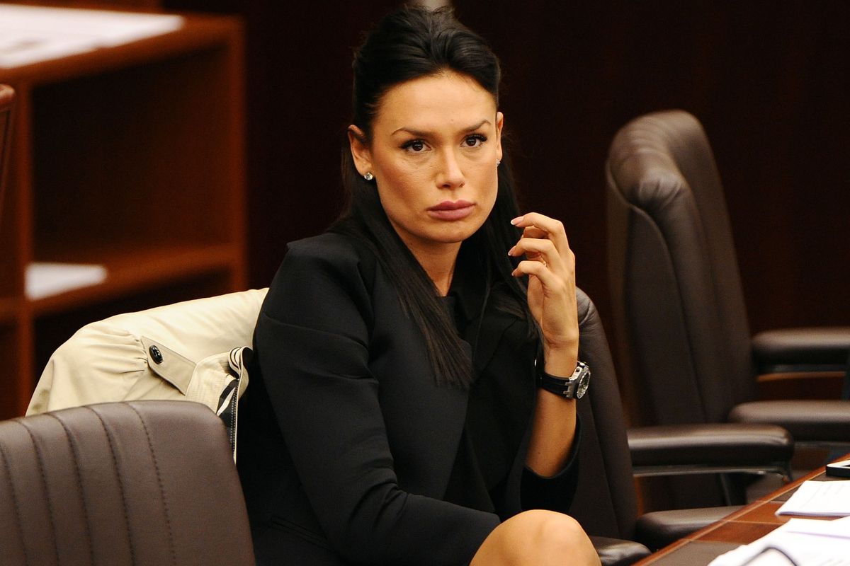 Nicole Minetti in consiglio regionale vestita di nero