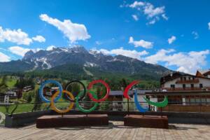 Cortina d'Ampezzo, cerchi delle Olimpiadi con la montagna sullo sfondo