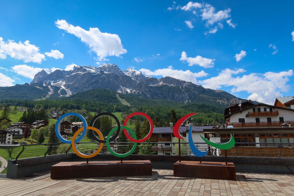 Cortina d'Ampezzo, cerchi delle Olimpiadi con la montagna sullo sfondo