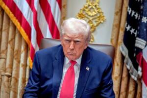 Donald Trump ripreso durante un discorso ai membri del suo gabinetto a Washington DC.