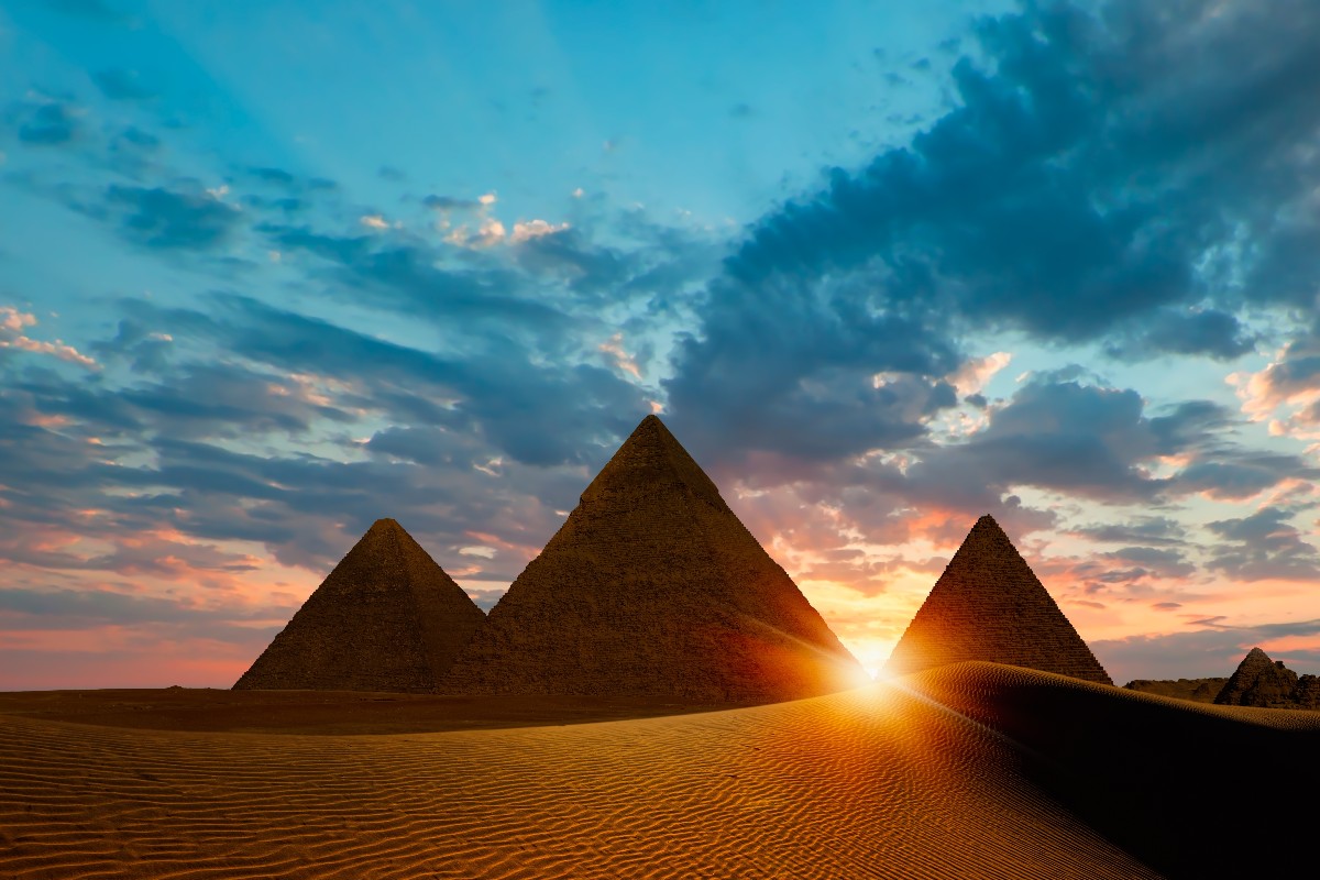 Tramonto in Egitto: le piramidi di Giza illuminate dalla luce del crepuscolo.