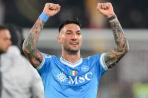 Matteo Politano esulta con la maglia del Napoli