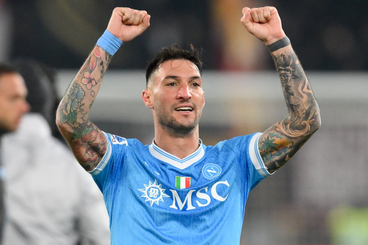 Matteo Politano esulta con la maglia del Napoli