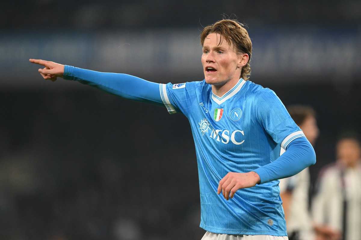 il centrocampista del Napoli Scott McTominay con il braccio alzato che dà indicazioni