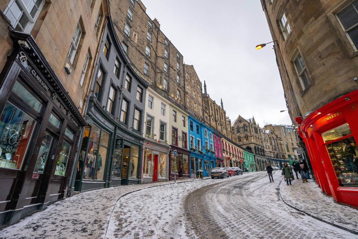 Victoria Street nella Città Vecchia di Edimburgo (Scozia) coperta dalla neve.
