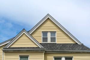 Facciata gialla: esterno di una casa color giallo con finestre.