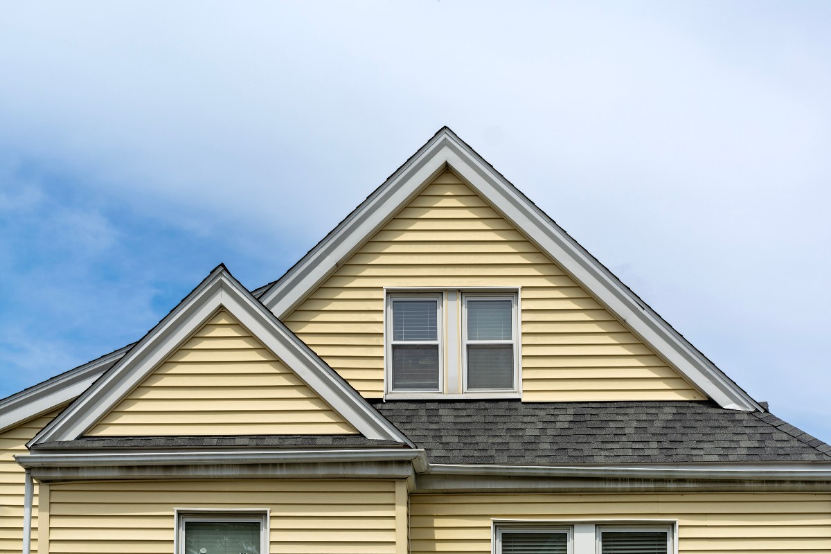 Facciata gialla: esterno di una casa color giallo con finestre.