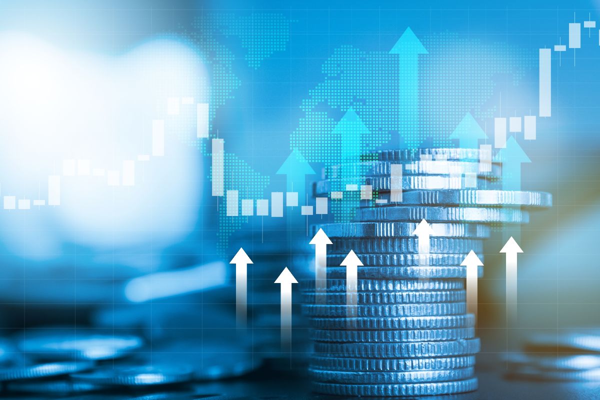 Un grafico di borsa e diverse monete come simboli visivi della crescita finanziaria.