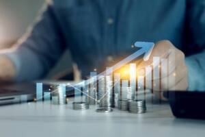 Composizione con grafico e monete come simbolo di crescita finanziaria.