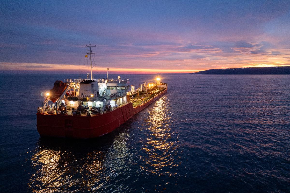 una nave cisterna in mare