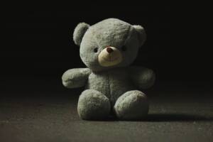 un peluche di un orsacchiotto a terra