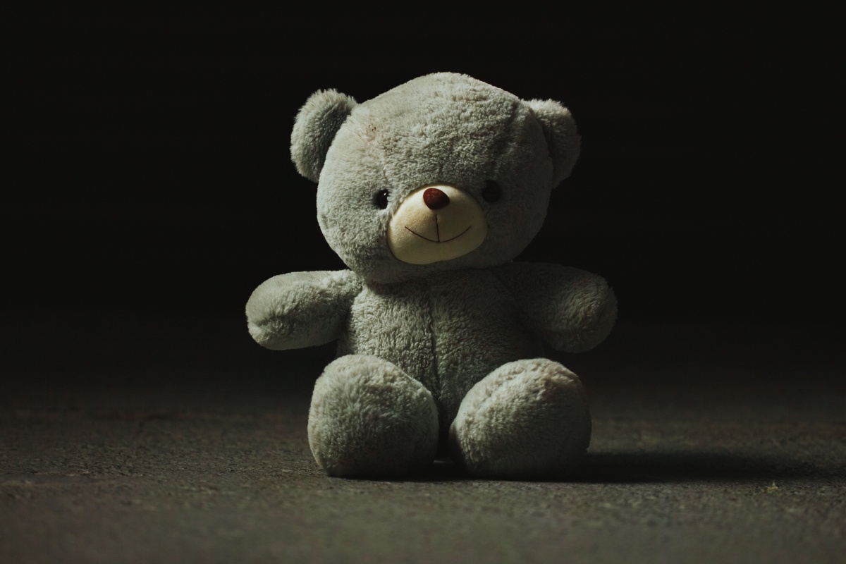 un peluche di un orsacchiotto a terra