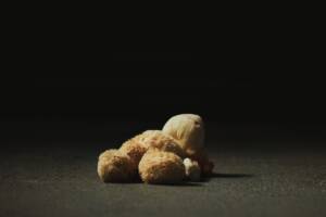 un peluche per bambini a terra