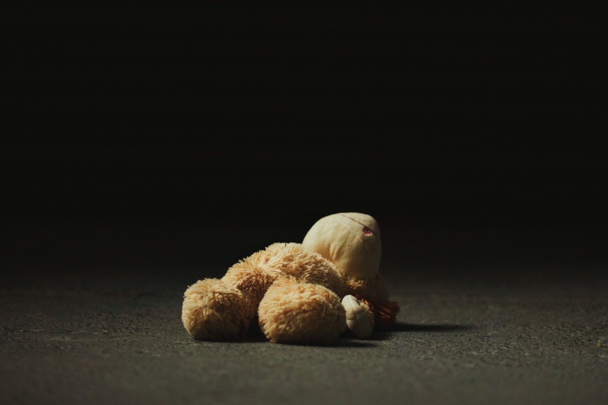 un peluche per bambini a terra