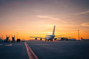 Una pista d'atterraggio illuminata dai colori caldi del tramonto.