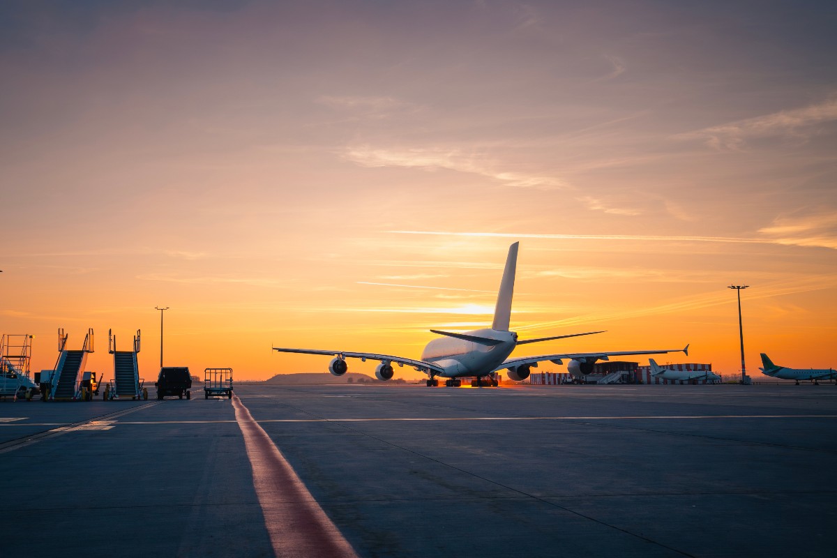 Una pista d'atterraggio illuminata dai colori caldi del tramonto.