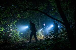 ricerche della polizia in un bosco