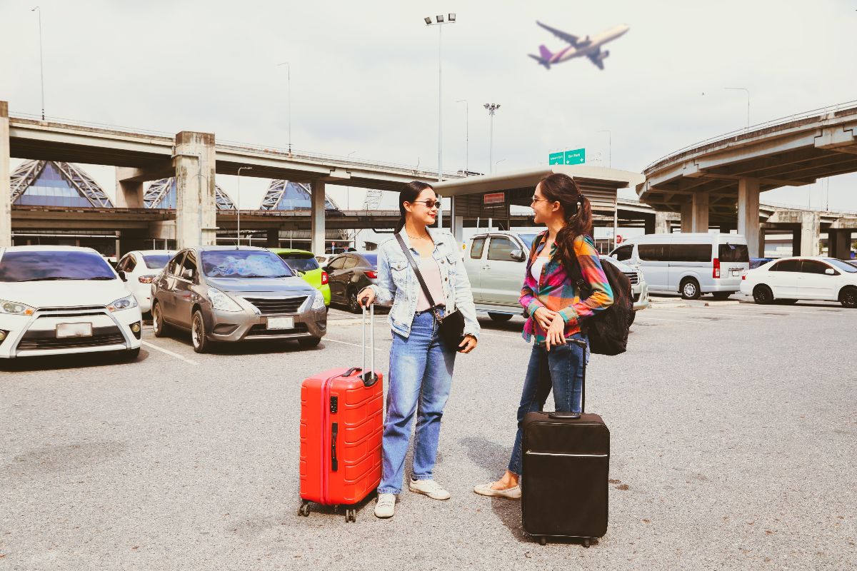 Due ragazze nel parcheggio dell'aeroporto.