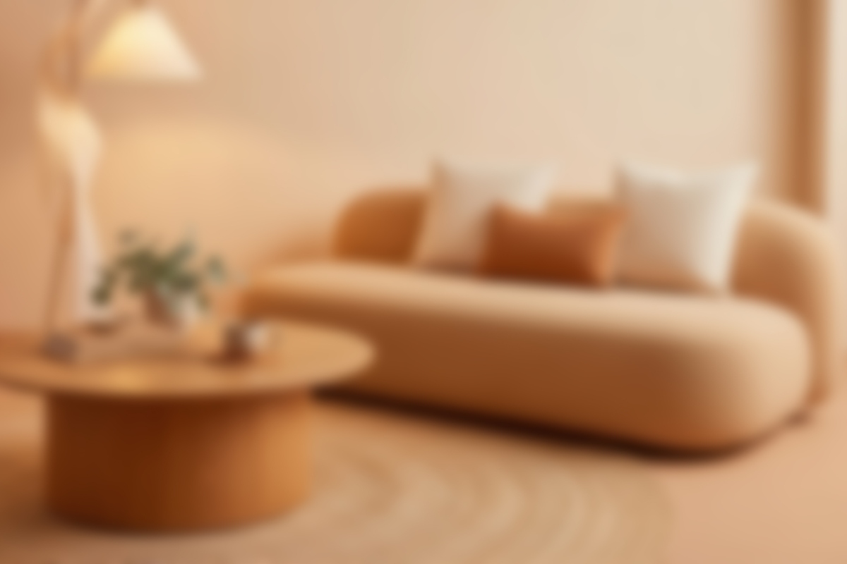 Un'inquadratura sfocata di un salotto moderno, caratterizzato da un divano e un'estetica warm minimalism.