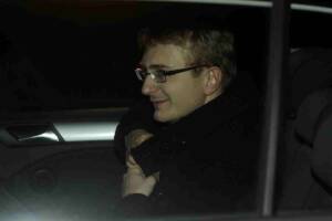 primo piano di Alberto Stasi dentro un'auto