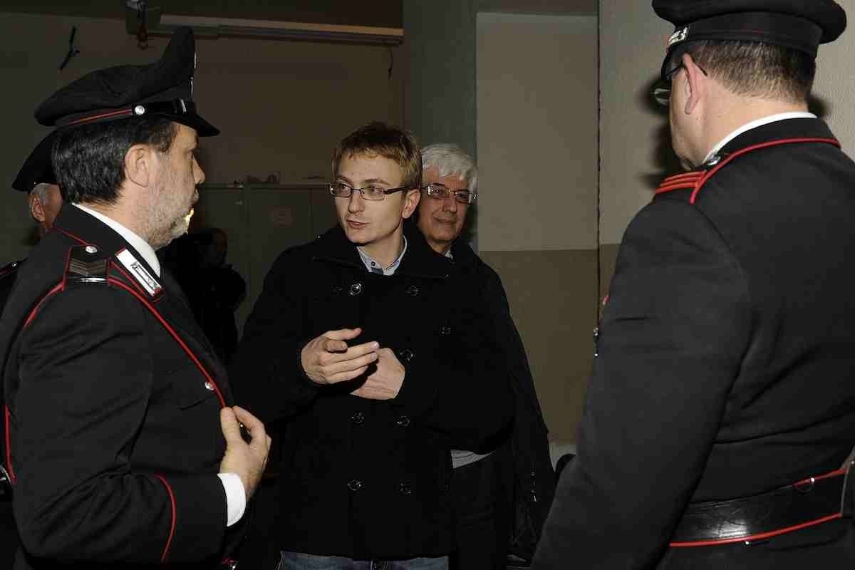 Alberto Stasi affiancato dai carabinieri