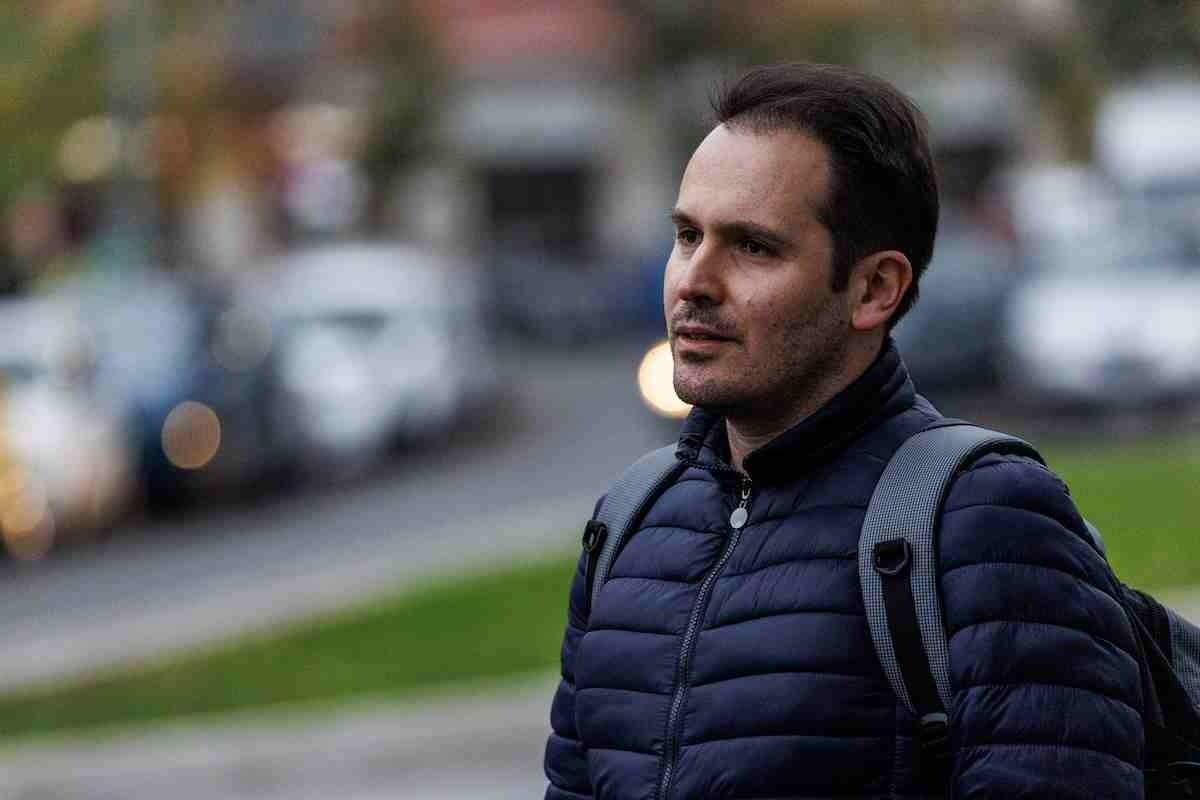 Andrea Sempio con uno zaino e un giubbotto