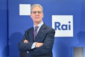 il giornalista Paolo Petrecca con lo sfondo Rai