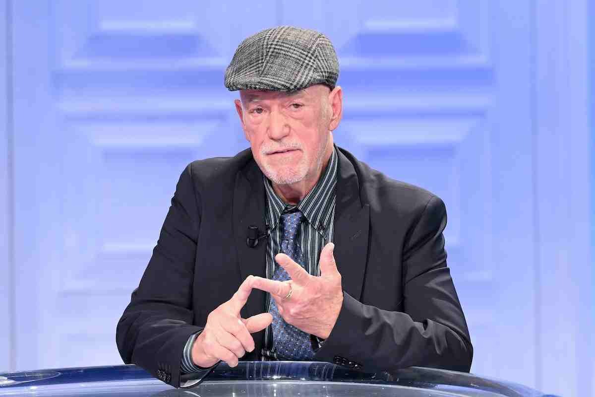 primo piano di Sebastiano Visintin, marito di Liliana Resinovich, con un cappello in testa