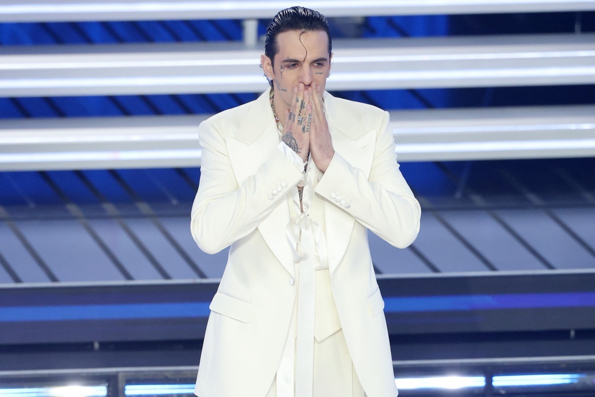 Achille Lauro al Festival di Sanremo 2026 con un look totalmente bianco