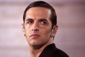 un primo piano del cantante Achille Lauro