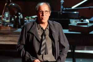 Adriano Celentano con gli occhiali sul palco