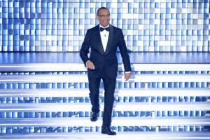Carlo Conti scende le scale al Festival di Sanremo 2026