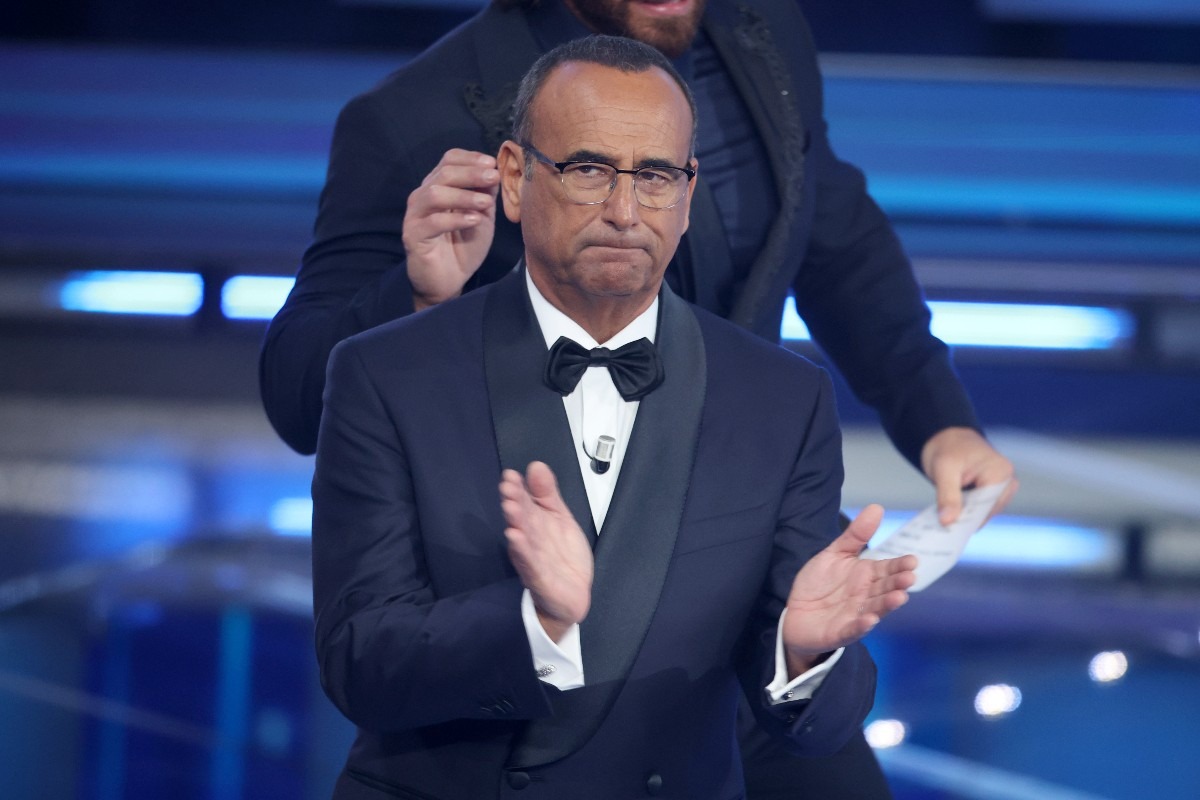 il conduttore di Sanremo 2026 Carlo Conti nella prima serata del Festival