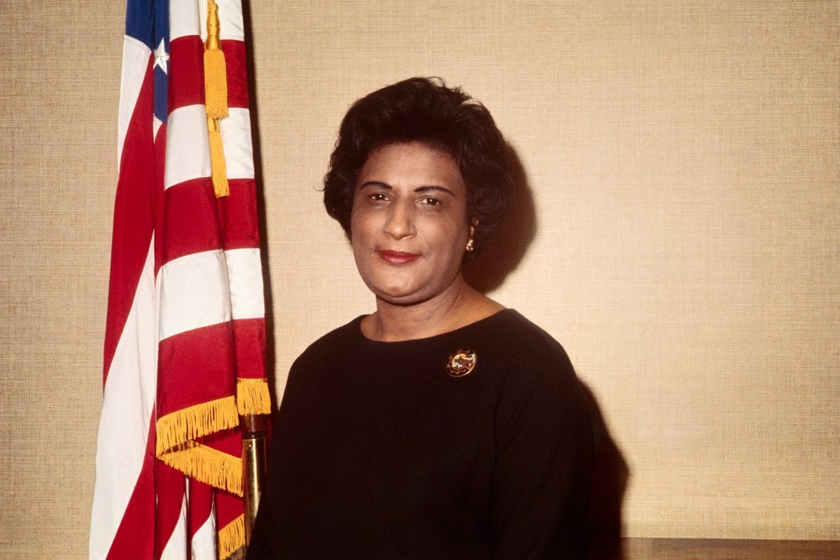 Constance Baker Motley con la bandiera USA