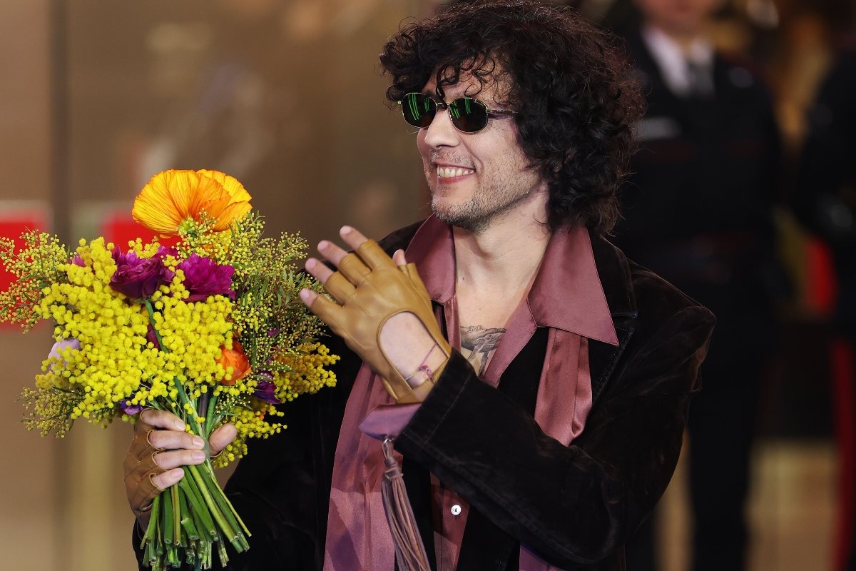 il cantante Ermal Meta al Red Carpet di Sanremo 2026 con un bouquet in mano