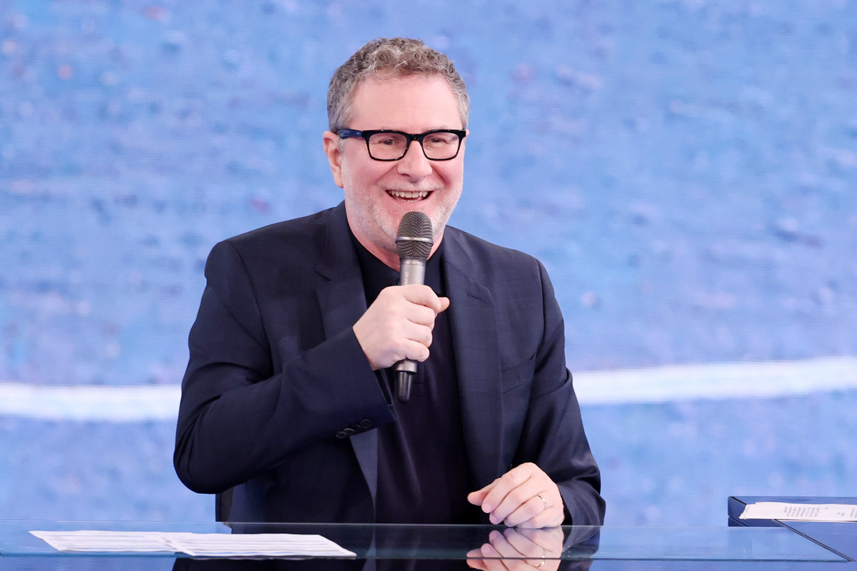 Fabio Fazio conduce Che Tempo Che Fa e parla con il microfono