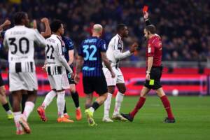 l'arbitro La Penna mostra il cartellino rosso a Kalulu in Inter-Juventus