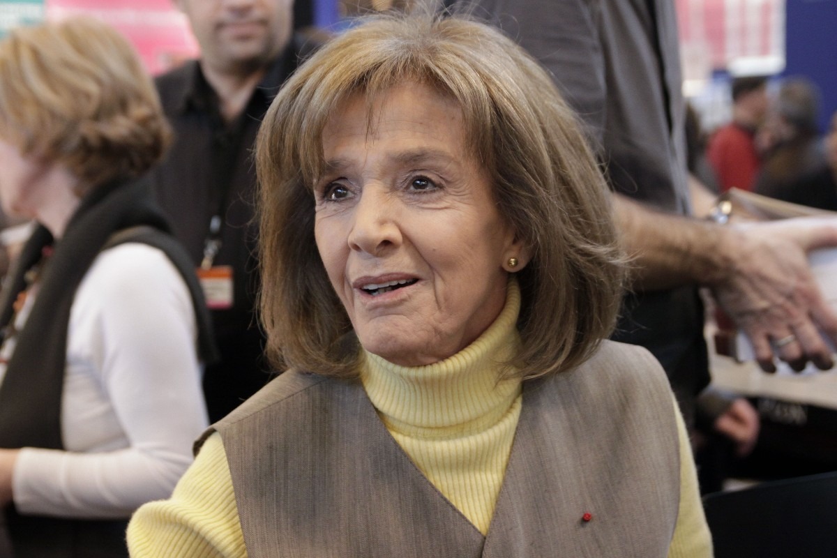 Gisele Halimi con dolcevita giallo e gilet sabbia