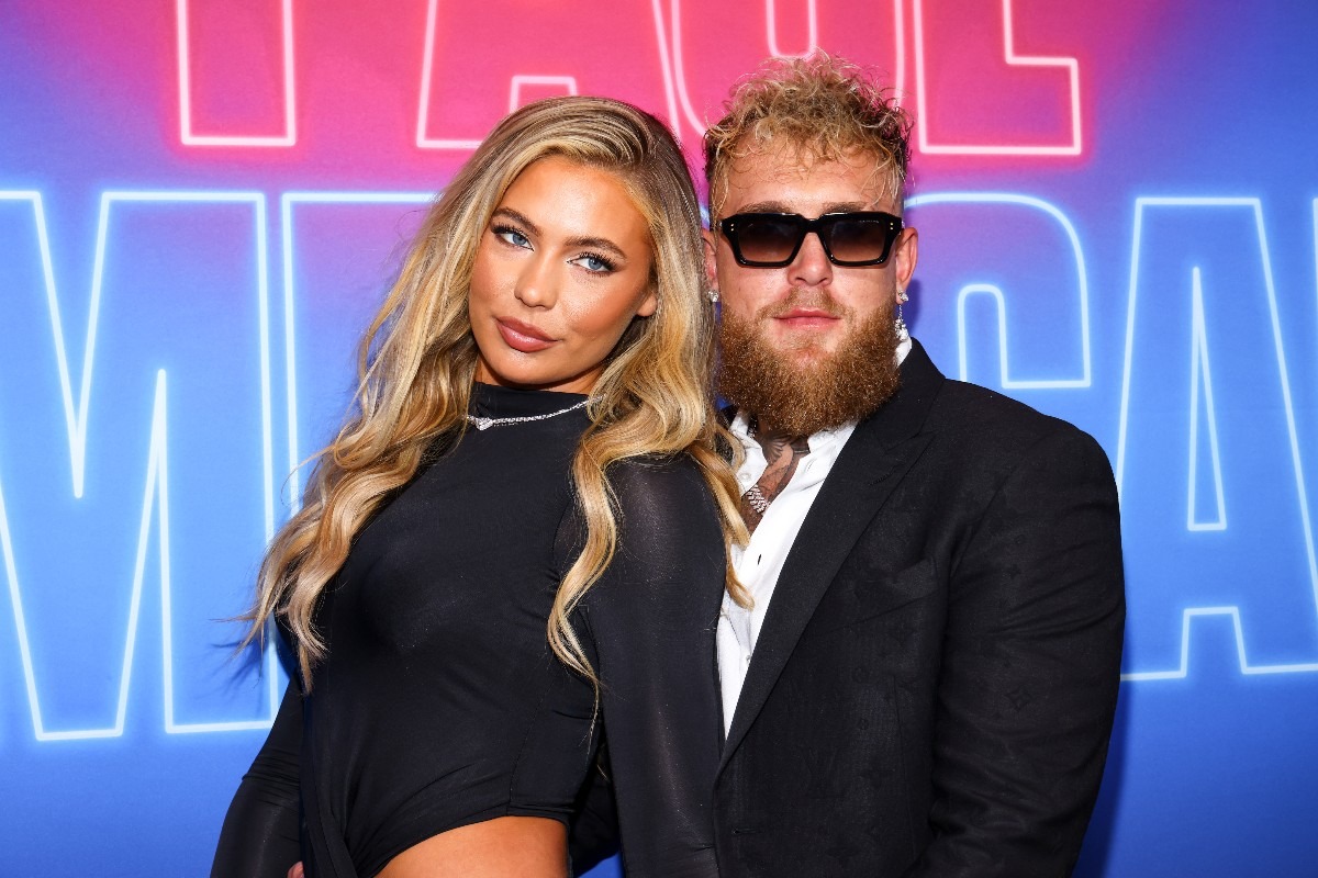 Jutta Leerdmam e il fidanzato Jake Paul eleganti