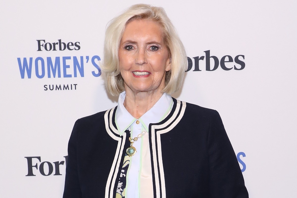 Lilly Ledbetter con camicia bianca e maglia nera