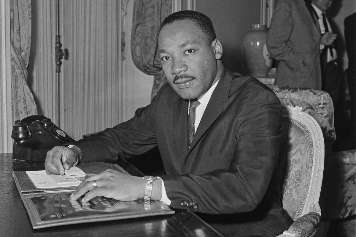 Martin Luther King Jr in bianco e nero alla scrivania