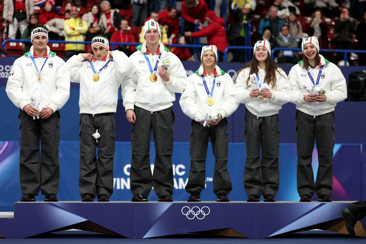 staffetta mista short track che vince medaglia d'Oro alle Olimpiadi Milano-Cortina 2026 con Arianna Fontana, Pietro Sighel, Thomas Nadalini, Elisa Confortola, Luca Spechanhauser e Chiara Betti