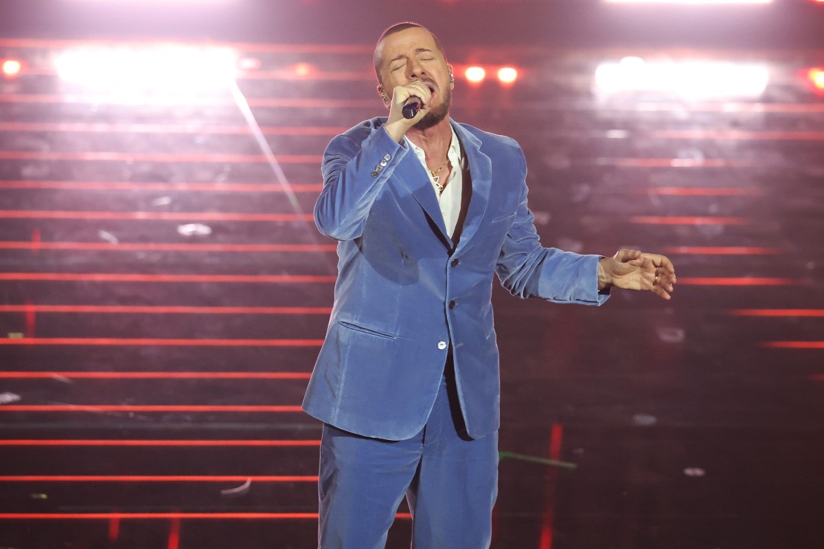 il cantante Raf canta a Sanremo 2026